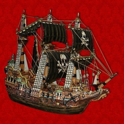 Подарочный штоф "Корабль", цветной с золотом с пиратскими парусами.